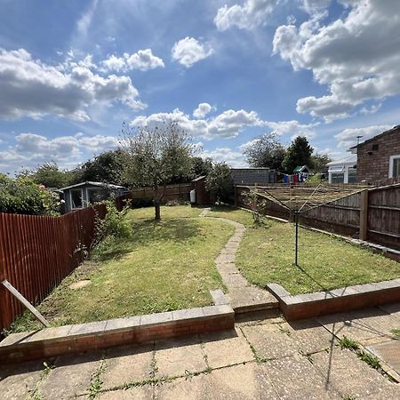Charming 3-Bed House In Leighton Buzzard Villa Exterior photo